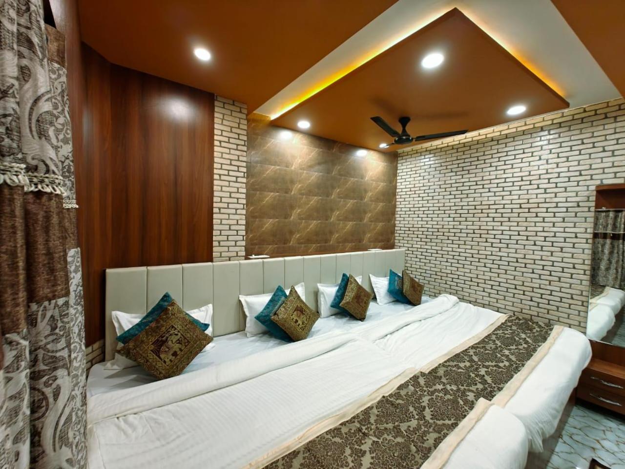 Shri Kailash Pati Guest House- Opposite Kashi Vishwanath Temple Varanasi Esterno foto